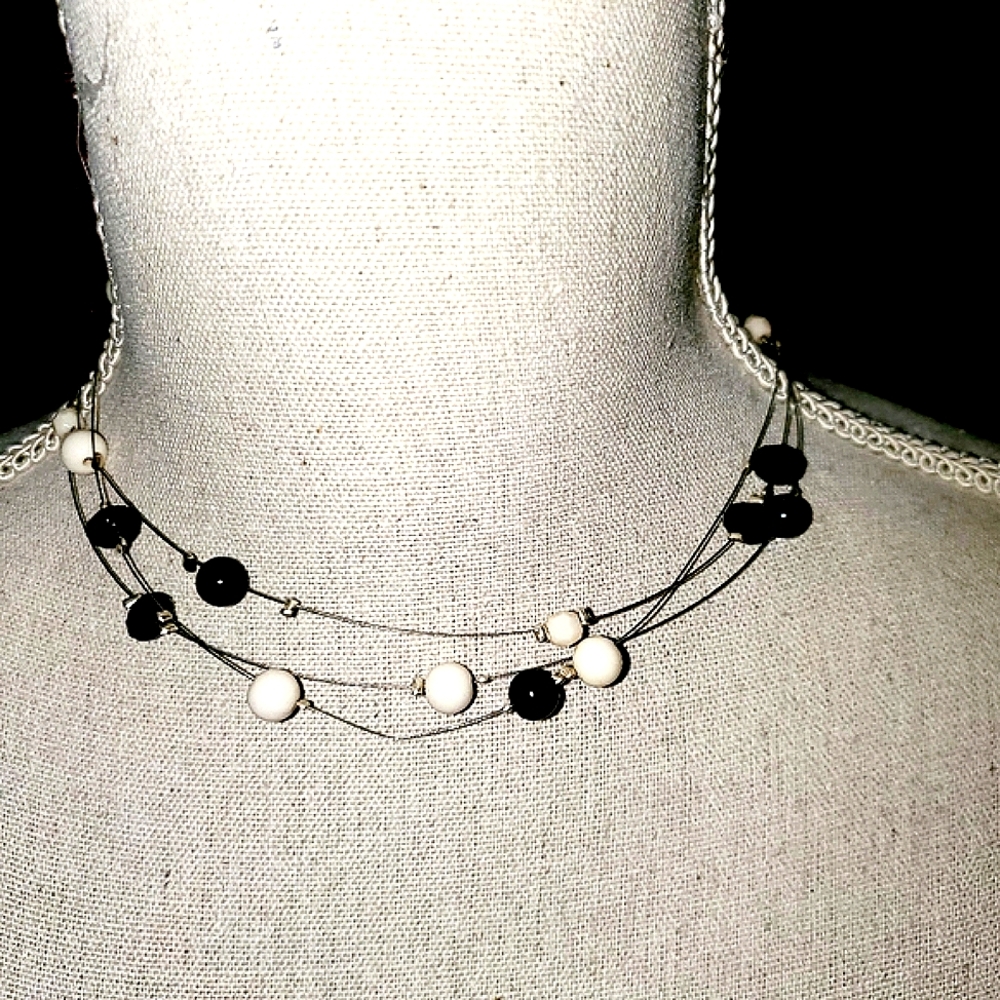 🖤🤍Very Pretty White & Black Bead Necklace🤍🖤